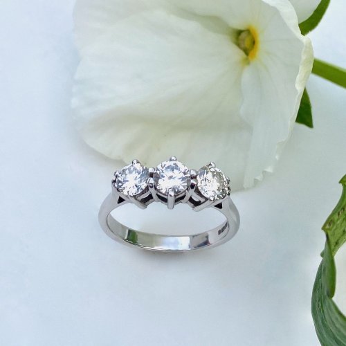 18ct. 3-stone Diamond Ring. 1 carat.