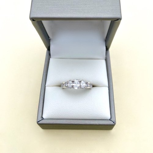 14ct. White Gold 3-Stone Diamond Ring.