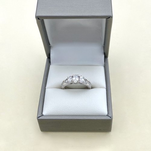 14ct. White Gold 3-Stone Diamond Ring.