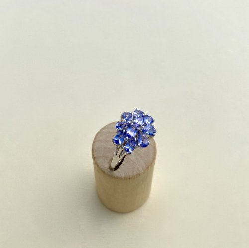 9ct. White Gold Tanzanite Ring.