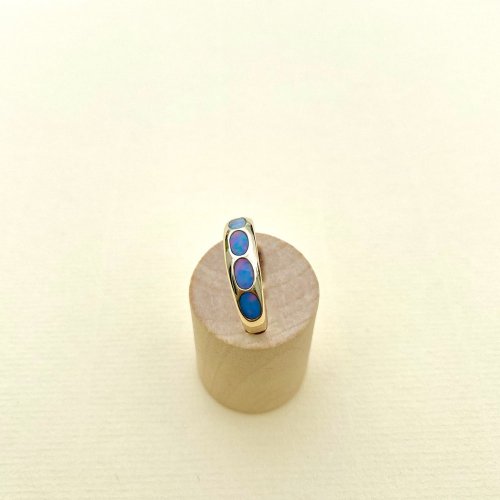 9ct. Gold 5-stone Opal Ring / &#039;Rubover&#039; Setting.