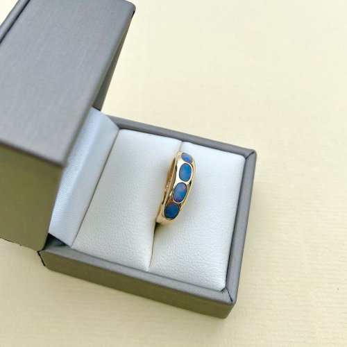 9ct. Gold 5-stone Opal Ring / &#039;Rubover&#039; Setting.