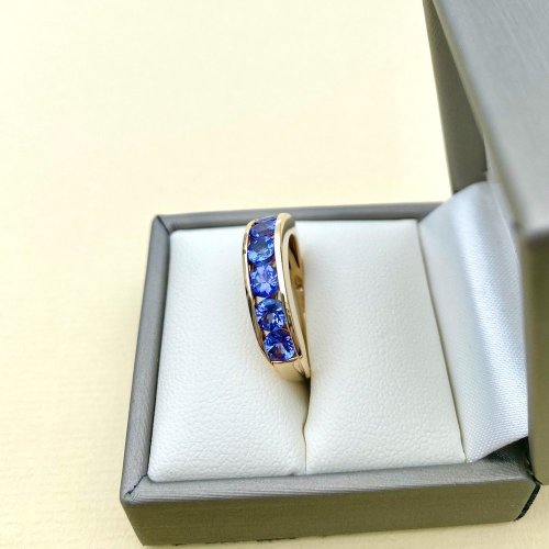 9ct. Gold Ring / Purple Gemstones.