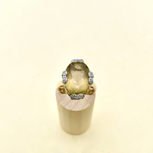 9ct. Gold Citrine &amp; Diamond Ring / Heart Claws.