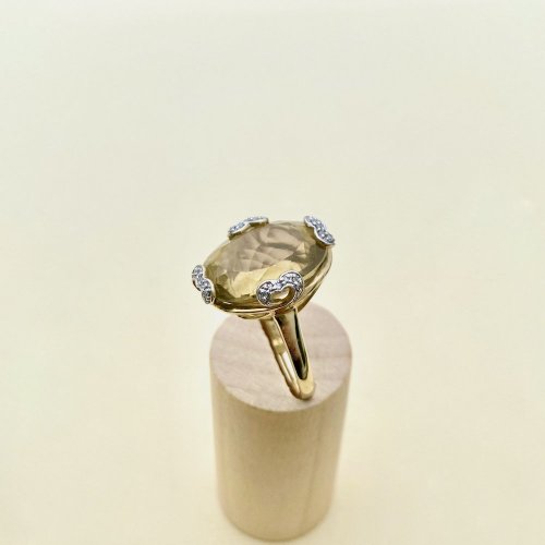 9ct. Gold Citrine &amp; Diamond Ring / Heart Claws.