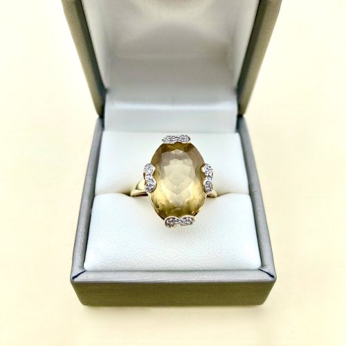 9ct. Gold Citrine &amp; Diamond Ring / Heart Claws.