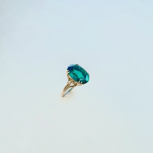 9ct. Solid Gold Ring with Vibrant Green Stone.