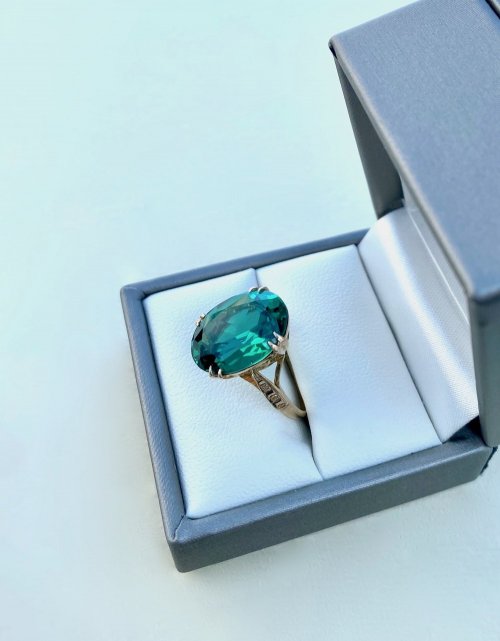 9ct. Solid Gold Ring with Vibrant Green Stone.