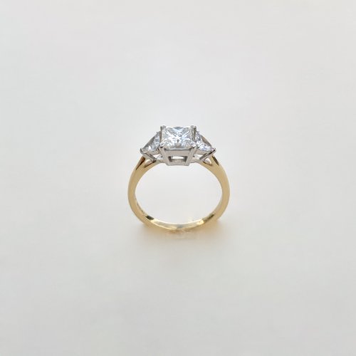 18ct. Gold Princess Cut Diamond Ring.