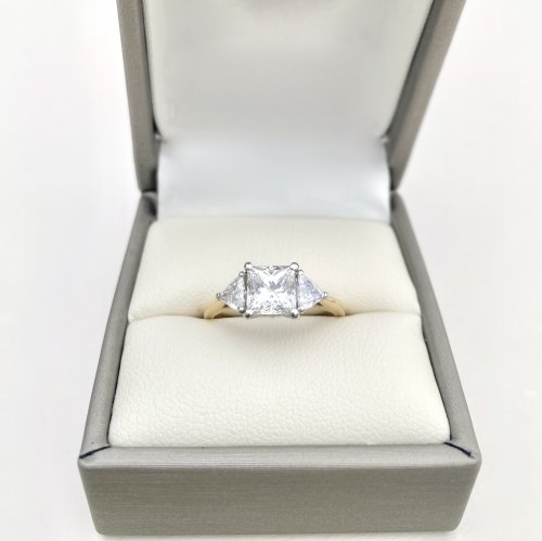 18ct. Gold Princess Cut Diamond Ring.