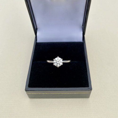 18ct. White Gold Solitaire Diamond Ring.