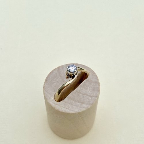 9ct. Gold Diamond Solitaire Ring.