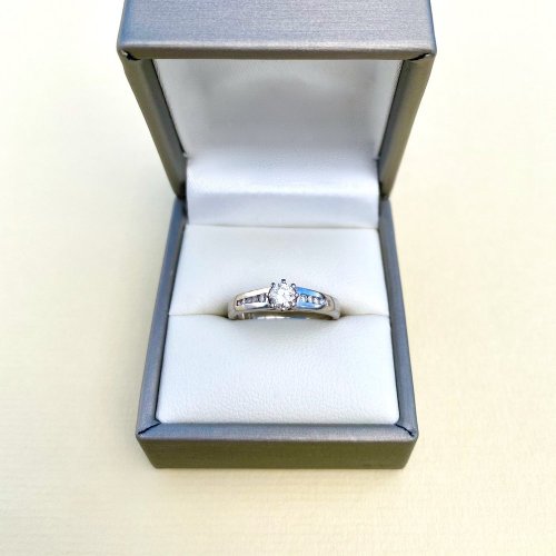 18ct. White Gold Diamond Ring..