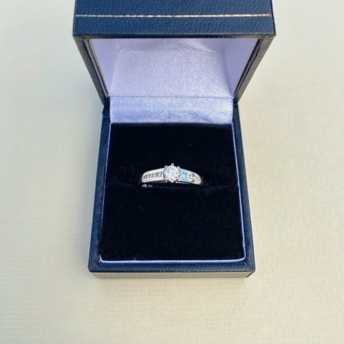 18ct. White Gold Diamond Ring..