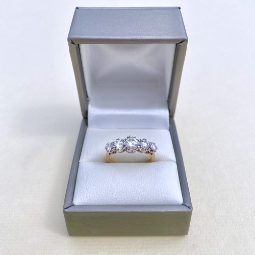 18ct. Gold 5-stone Diamond Ring.