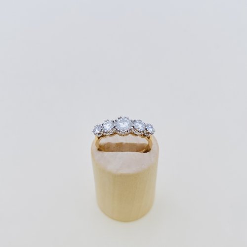 18ct. Gold 5-stone Diamond Ring.