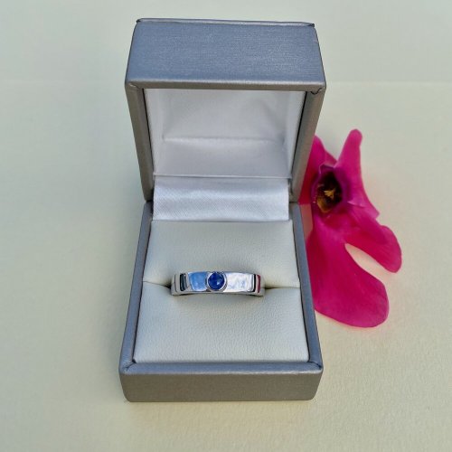 18ct. white gold ring with round cabochon cut blue sapphire.