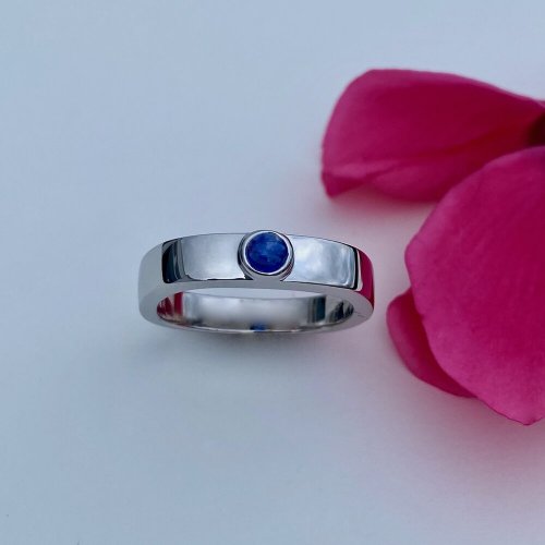 18ct. white gold ring with round cabochon cut blue sapphire.