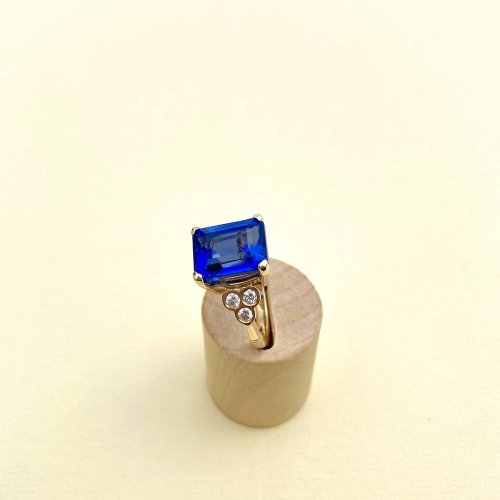 9ct. Gold Blue Gemstone &amp; Diamond Ring.