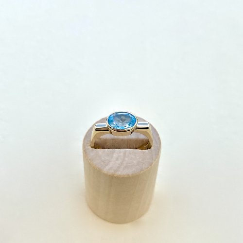 Hallmarked 9ct. Gold Blue Topaz Ring / Squared Shoulders