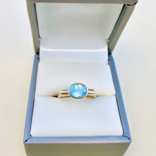 Hallmarked 9ct. Gold Blue Topaz Ring / Squared Shoulders