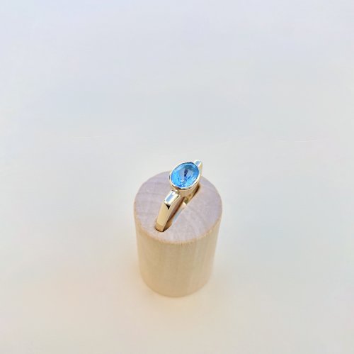 Hallmarked 9ct. Gold Blue Topaz Ring / Squared Shoulders