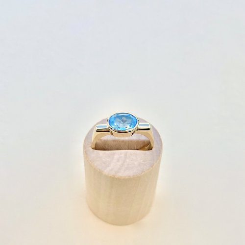 Hallmarked 9ct. Gold Blue Topaz Ring / Squared Shoulders