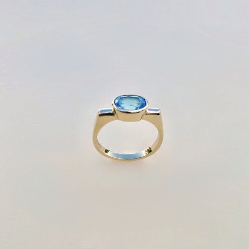 Hallmarked 9ct. Gold Blue Topaz Ring / Squared Shoulders