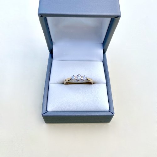 9ct. Gold 3-stone Diamond Ring.