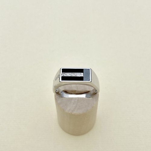 Gentlemen&#039;s 9ct. White Gold Diamond and Onyx Ring.