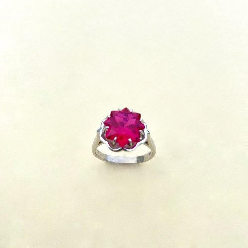 9ct. Solid Gold Red Stone Ring / Star shape.