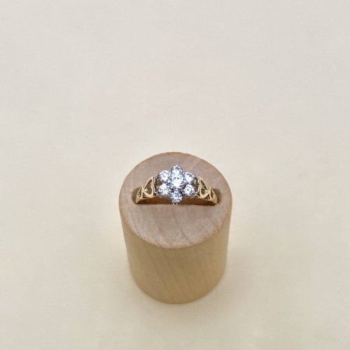 9ct. Solid Gold Daisy CZ Ring / Hearts to Shoulders.