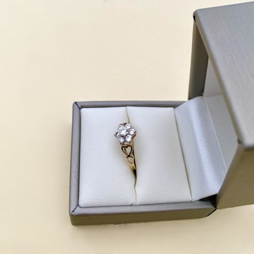 9ct. Solid Gold Daisy CZ Ring / Hearts to Shoulders.