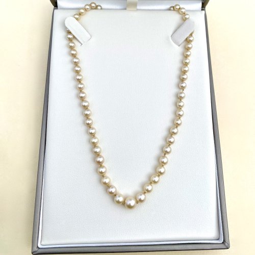 Necklace of graduated cultured pearls.