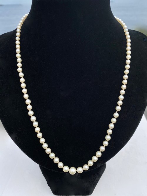 Necklace of graduated cultured pearls.