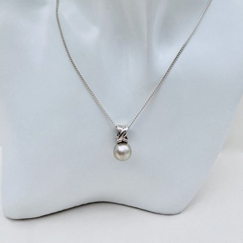 Silver Pendant with Single White Pearl.