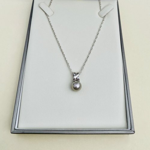 Silver Pendant with Single White Pearl.