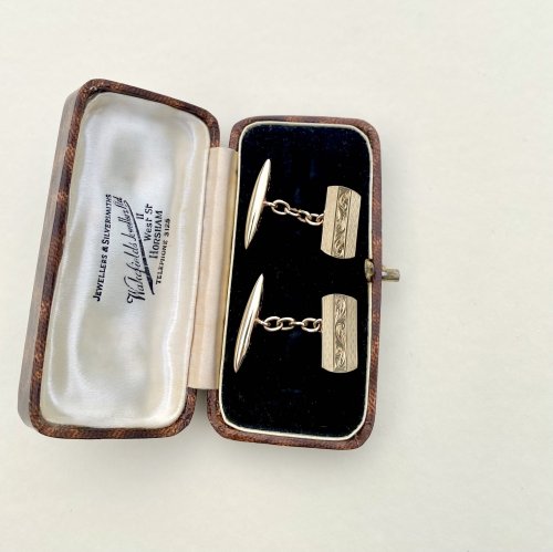 9ct. gold vintage rectangular cufflinks.