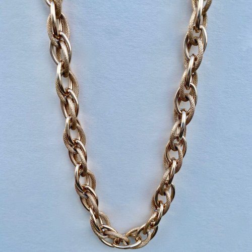 Chunky gilt choker chain.