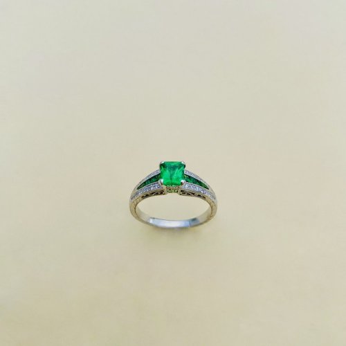 18ct. Gold Tsavorite &amp; Diamond Ring.