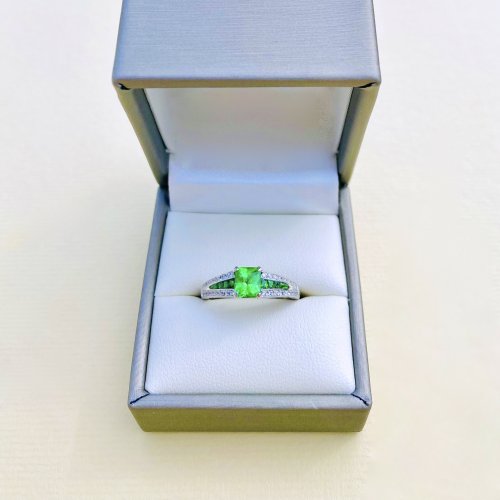18ct. Gold Tsavorite &amp; Diamond Ring.