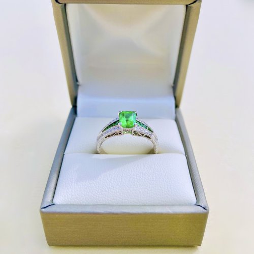 18ct. Gold Tsavorite &amp; Diamond Ring.