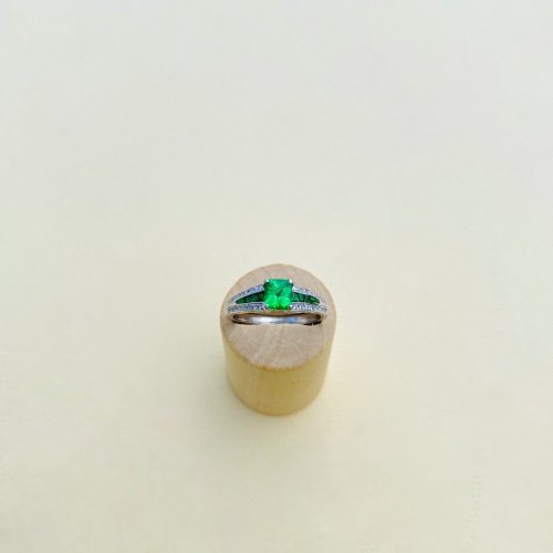 18ct. Gold Tsavorite &amp; Diamond Ring.