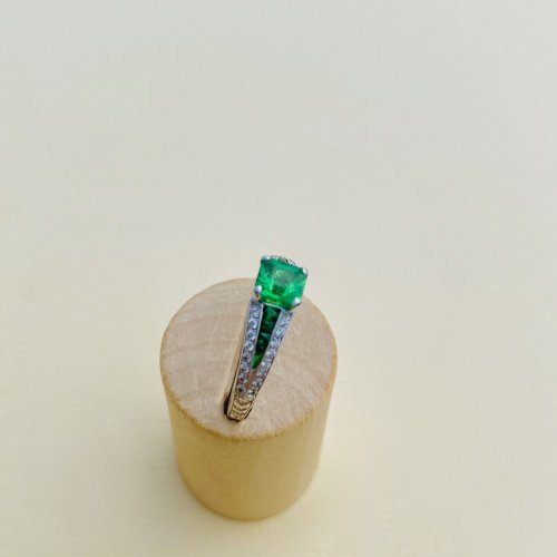 18ct. Gold Tsavorite &amp; Diamond Ring.