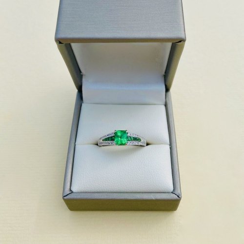 18ct. Gold Tsavorite &amp; Diamond Ring.