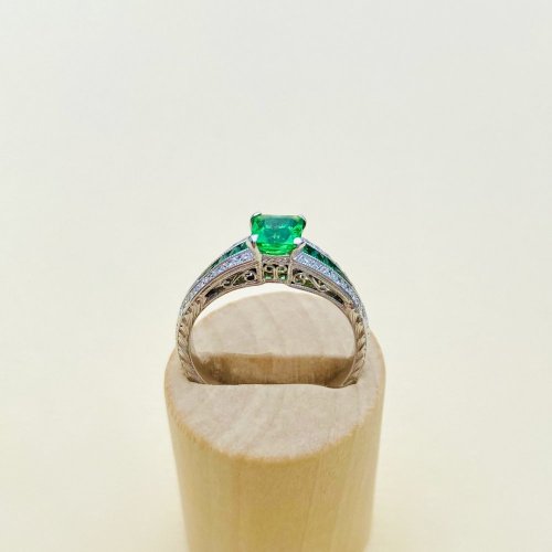 18ct. Gold Tsavorite &amp; Diamond Ring.