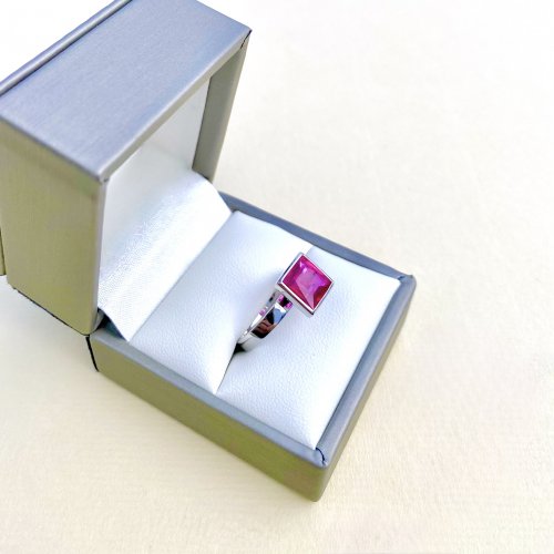 18ct. White Gold Designer Square Set Pink Ring.