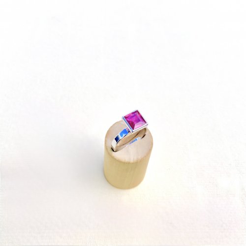 18ct. White Gold Designer Square Set Pink Ring.