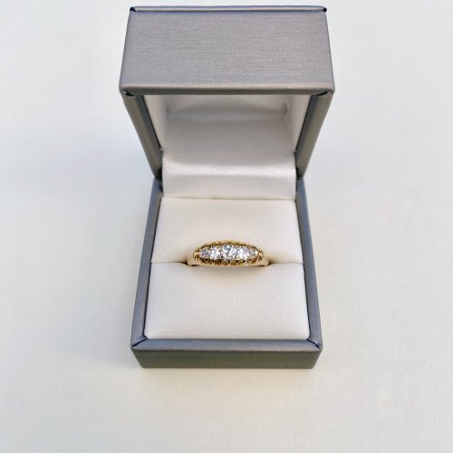 18ct. Gold 5-Stone Diamond Ring. 