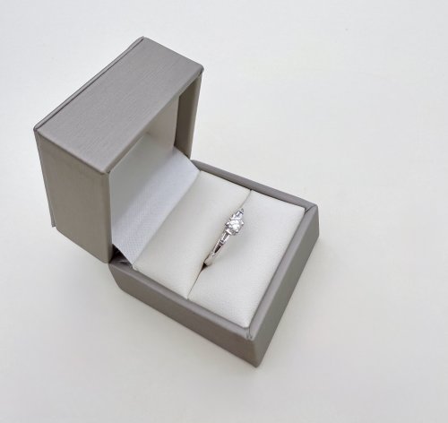 18ct. White Gold Diamond Ring set with Round &amp; Baguette Diamonds. NEW STOCK. 
